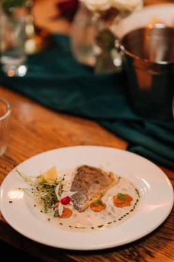 Şenlik masasında romantik bir ortam ortamı olan nefis bir gurme balık tabağı. Yüksek kalite fotoğraf
