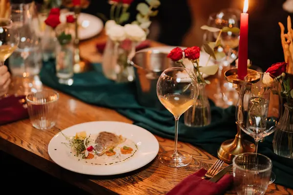 Zarif yemek masasında kremalı sos ve mikroyeşillikle servis edilen gurme balık filetosu. Yüksek kalite fotoğraf