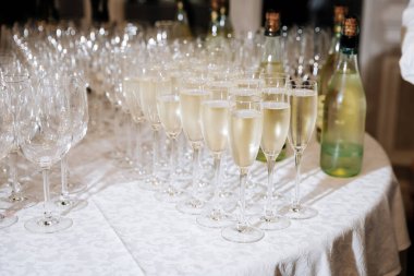 Şenlikli bir etkinlikte ya da kutlamalarda masaya konmuş zarif şampanya kadehleri. Yüksek kalite fotoğraf