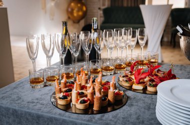 Şenlikli bir kutlama için nefis mezeler ve şampanya bardakları. Yüksek kalite fotoğraf