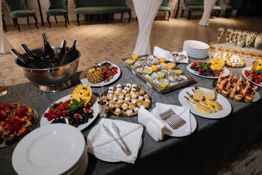 Etkinlikte istiridye, şampanya, meyve ve gurme aperatifleriyle lüks büfe masası. Yüksek kalite fotoğraf