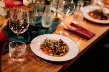 Mum ışığında romantik bir akşam yemeği kutlamasında servis edilen nefis bir et yahnisi. Yüksek kalite fotoğraf