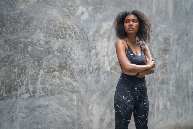Güçlü bir atletik. Bayan sprinter. Spor kıyafetlerini giymiş Afrikalı kadınlar şehirde dikiliyor. Fotokopi alanı ile spor motivasyonu kavramı. Kameraya bakan gülümseyen siyah kadınlar..