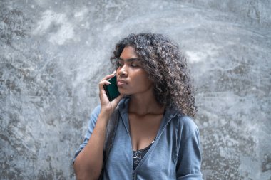 Afrikalı iş kadını dışarıda yaşam tarzını sürdürüyor..