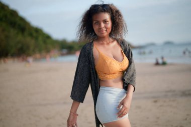 Seksi Asyalı Afrikalı kadın sahilde durup dinleniyor. # Deniz ve sahilde yaz zamanı #.