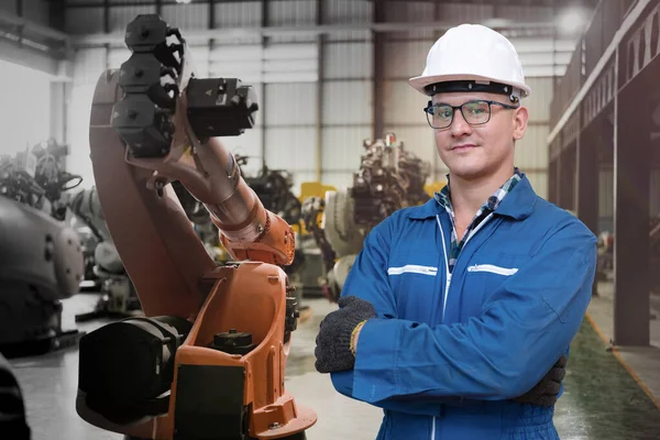 手工工人工厂对前置机器人和电子设备仓库充满信心 工业厂房带遥控系统的机械臂焊机 — 图库照片