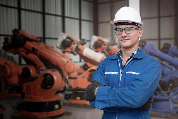 手工工人工厂对前置机器人和电子设备仓库充满信心 一种工业厂房遥控机器人臂焊机 — 图库照片