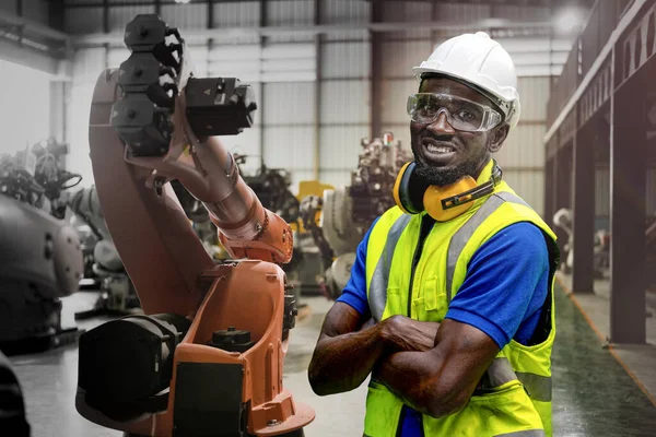 아프리카 노동자 공장은 기계와 기계의 창고에 확신을 가지고 공장에서 시스템을 — 스톡 사진