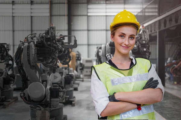 妇女体力劳动工厂对前置机器人和电子设备仓库充满信心 一种工业厂房遥控机器人臂焊机 — 图库照片