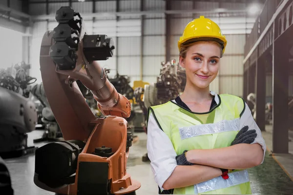 妇女体力劳动工厂对前置机器人和电子设备仓库充满信心 一种工业厂房遥控机器人臂焊机 — 图库照片