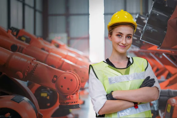 Kadın Işçiliği Fabrikası Elektronik Makinelerin Makine Malzeme Deposuna Güveniyor Endüstriyel — Stok fotoğraf