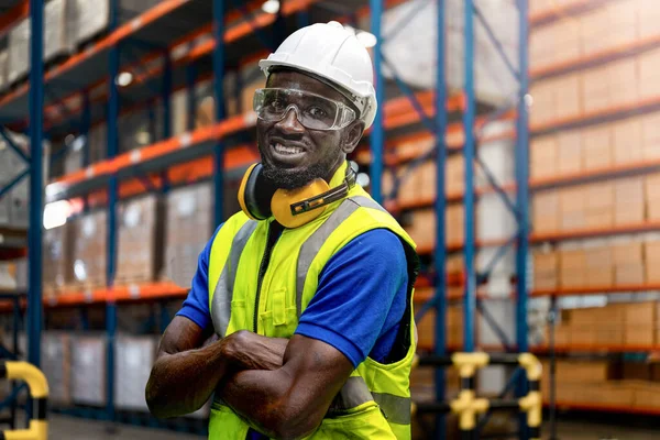 非洲男性工人穿着工作服和安全帽在货物堆栈项目的船舶 女工检查商店工厂 工业厂房仓库 检查质量控制 — 图库照片