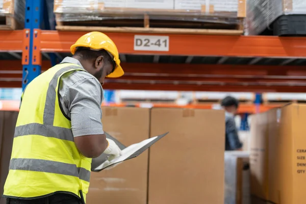 非洲工人的文件夹 用于检查和检查现场仓库区域装运运输 重工业中的概念人员操作 — 图库照片