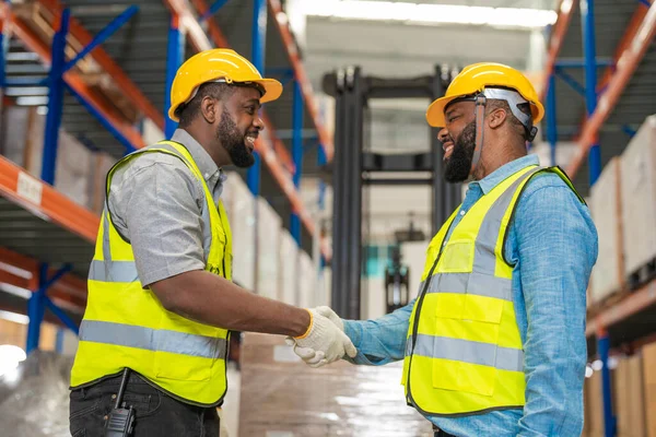 出荷のための積み荷をチェックし 検査した後 手を振るアフリカのエンジニアや技術者 工場倉庫 — ストック写真