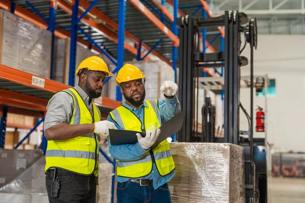 非洲工人在现场检查和检查仓库区域 以便运输 重工业中的概念人员操作 — 图库照片