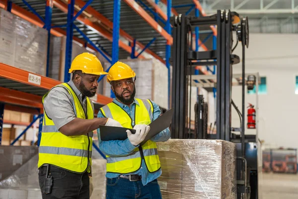 非洲工人在现场检查和检查仓库区域 以便运输 重工业中的概念人员操作 — 图库照片