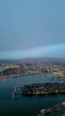 Akşam vakti Oslo şehrinin en iyi hava manzarası. Şehir manzarası modern mimari ve ulaşımla. Deniz kıyısı ve buzdağları olan fiyort şehri. Başkentin ışıklandırma zamanı.