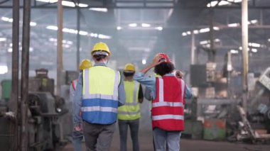 Çeşitli fabrika çalışanlarından oluşan bir grup yerel depoyu teftiş ediyor ve kontrol ediyor. Asyalı, beyaz, beyaz ve Asyalı insanlar ağır makine fabrikasında. Konsept Mühendisi İşletim ve Kontrol.