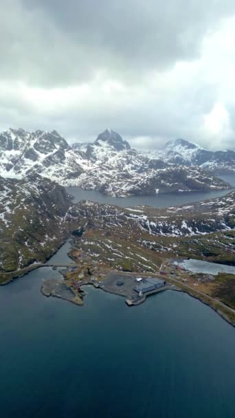 Górny Widok Lotu Ptaka Autentyczna Wioska Rybacka Nusfjord Tradycyjnymi Czerwonymi — Wideo stockowe