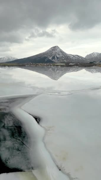 Güzel Beyaz Kış Harikalar Diyarı Manzarasının Panoramik Manzarası Karlı Dağ — Stok video