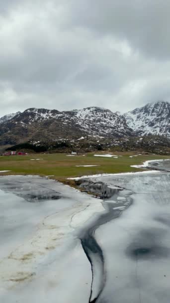 Panoramautsikt Över Vackra Vita Vinterlandskap Med Snöiga Bergstoppar Reflekterande Kristallklar — Stockvideo