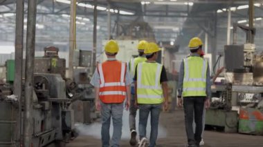 Mühendisler toplantısı. Fabrika işçileri depo fabrikasına gidip kontrol ediyorlar. Yönetici, iç denetim için teftiş raporunu tartışıyor. Üretim için kalite güvencesi. Konsept Mühendisi.