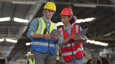 Bir grup çeşitlilik fabrikası çalışanı proje başarıya ulaştığında ayakta duruyor ve yerel depoda birlikte kutluyorlar, Asyalı, beyaz, beyaz ve Asyalı insanlar ağır makine fabrikasında çalışıyorlar..