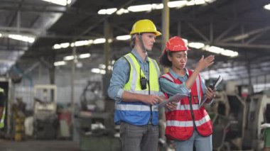 Bir grup çeşitlilik fabrikası çalışanı proje başarıya ulaştığında ayakta duruyor ve yerel depoda birlikte kutluyorlar, Asyalı, beyaz, beyaz ve Asyalı insanlar ağır makine fabrikasında çalışıyorlar..