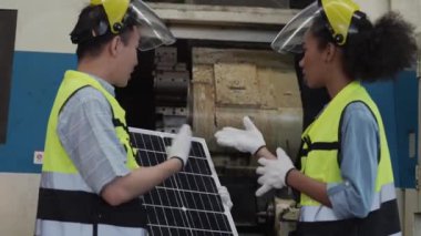 Bir grup makine teknisyeni fabrikada mesleki denetim yapıyor. Endüstriyel fabrika mühendisleri makine bakımını planlıyor. Asyalı adam ve Afrikalı Amerikalı kadın işçi. akıllı endüstri çalışanı.