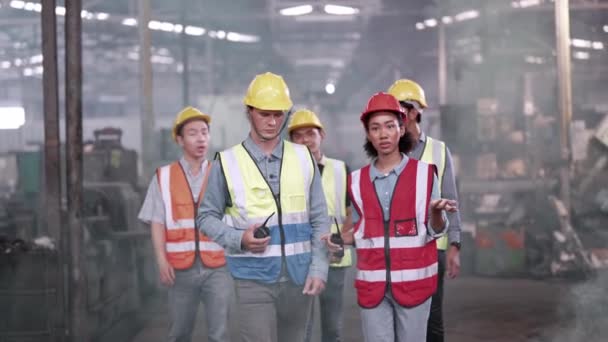 多様性工場労働者のグループ 地元の倉庫を点検し 点検する人々 アジア 白い慎重なアジア人およびアジアの人々 工場の重機で コンセプトエンジニアの操作と制御 — ストック動画