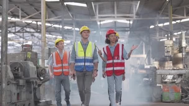 다양성 노동자의 프로젝트 아시아 코카서스 공장에서 무거운 기계에 아시아 사람들에서 — 비디오
