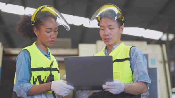 機械技術者のグループは工場の専門の点検です 工業用プラントエンジニアが機械のメンテナンスを計画 アジア人男性とアフリカ系アメリカ人女性労働者 スマートな企業の労働者は作動します — ストック動画