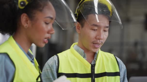 Grupp Maskintekniker Yrkesinspektör Fabriken Industrianläggningens Ingenjörer Planerar Maskinunderhåll Asiatisk Man — Stockvideo