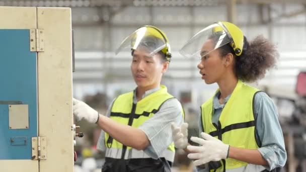 Groep Van Machine Technici Zijn Beroep Inspecteren Fabriek Industriële Installateurs — Stockvideo