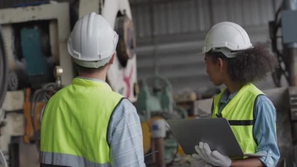 Sekelompok Teknisi Mesin Adalah Profesi Inspeksi Pabrik Insinyur Pabrik Industri — Stok Video