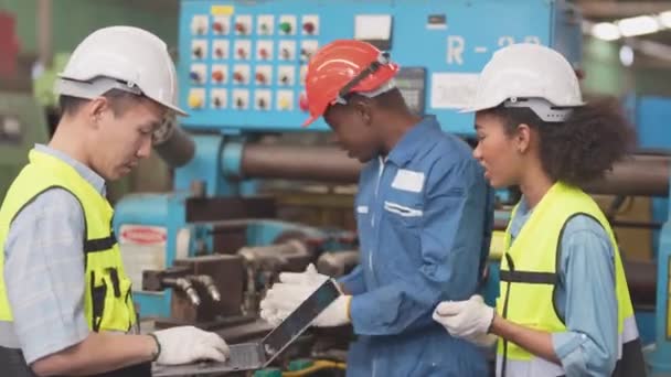 Pabrik Profesional Afrika Dan Pekerja Asia Dan Inspektur Manajer Pada — Stok Video