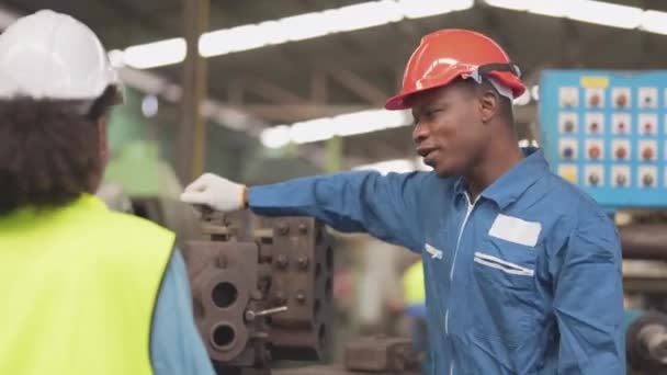 Factory Professional Afrikai Ázsiai Munkavállaló Menedzser Ellenőr Gépen Megvitassák Vizsgálat — Stock videók