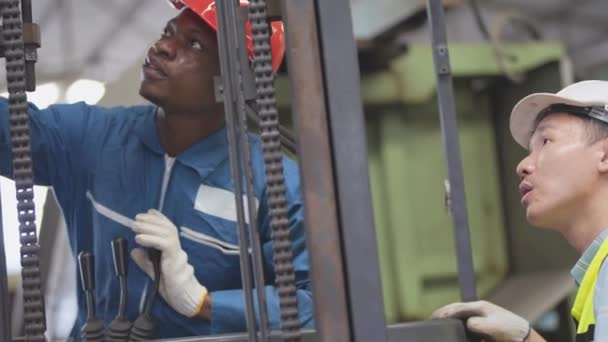 Factory Professional Travailleur Africain Asiatique Inspecteur Gestionnaire Sur Machine Discuter — Video