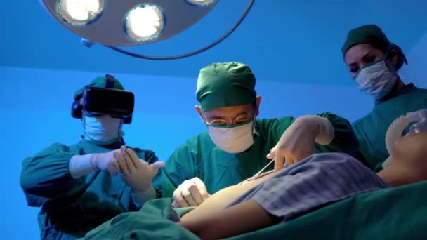 병원에서 수술실에서 인간의 케이스를 외과의사 위험한 치료에서 의사와 간호사 — 비디오