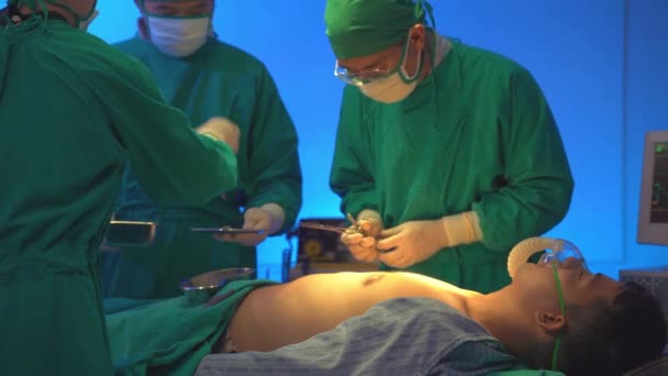 Професійні Хірурги Асистенти Які Працюють Хірургічним Корпусом Грудної Клітки Людини — стокове відео