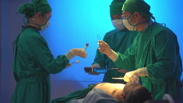 Professionella Kirurger Och Assistent Som Opererar Bröstkorg Operationssalen Sjukhuset Konceptläkare — Stockvideo