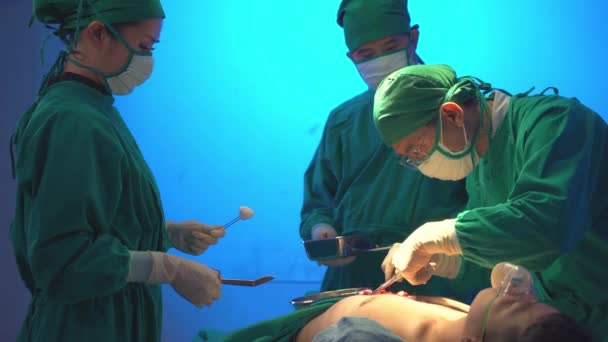 在医院手术室里 专业的外科医生和助理正在处理一个人体胸部的外科病例 从事高风险重症监护的概念医生和护士工作 — 图库视频影像