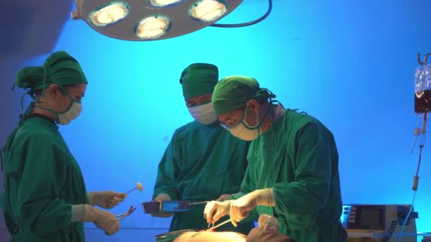 Profesjonalni Chirurdzy Asystent Operujący Skrzynię Operacyjną Ludzkiego Ciała Klatce Piersiowej — Wideo stockowe