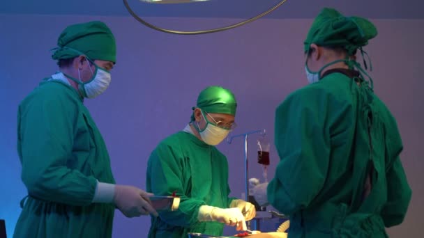 Profesyonel Cerrahlar Asistanı Hastanedeki Ameliyathanede Insan Göğsü Ameliyatı Yapıyor Konsept — Stok video