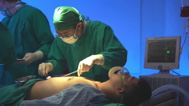 Profesionální Chirurgové Asistent Operující Případ Lidské Hrudi Operačním Sále Nemocnice — Stock video