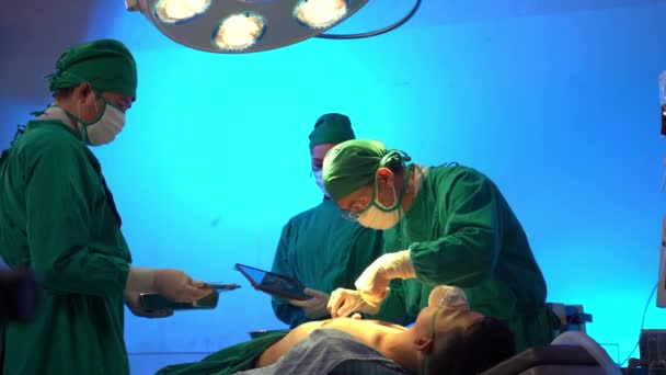 Cirujanos Profesionales Asistente Operando Caso Quirúrgico Cuerpo Torácico Humano Quirófano — Vídeo de stock