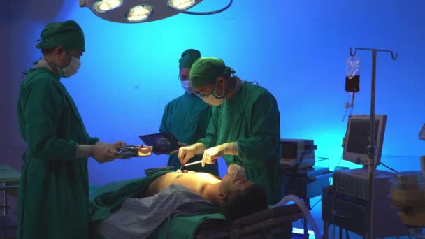 Cirujanos Profesionales Asistente Operando Caso Quirúrgico Cuerpo Torácico Humano Quirófano — Vídeos de Stock