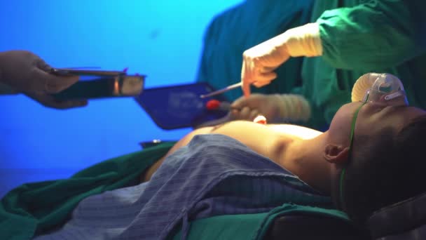 Cirujanos Profesionales Asistente Operando Caso Quirúrgico Cuerpo Torácico Humano Quirófano — Vídeo de stock