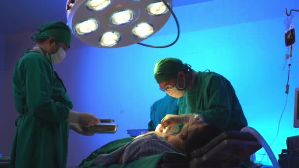 在医院手术室里 专业的外科医生和助理正在处理一个人体胸部的外科病例 从事高风险重症监护的概念医生和护士工作 — 图库视频影像