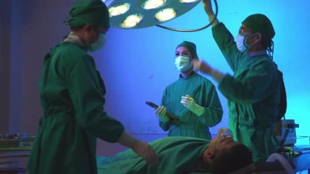 Chirurgiens Professionnels Assistants Opérant Corps Thoracique Humain Dans Salle Opération — Video